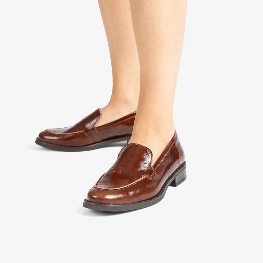 Mocassins en cuir verni foncé