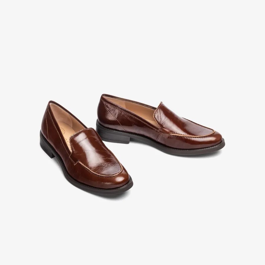 Mocassins en cuir verni foncé