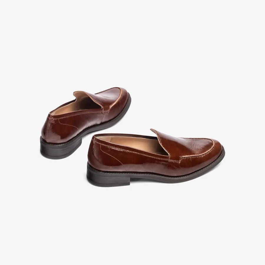 Mocassins en cuir verni foncé